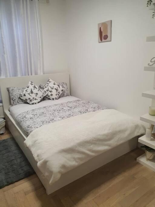 2 Bedroom Flat In Vauxhall, Лондон Екстер'єр фото